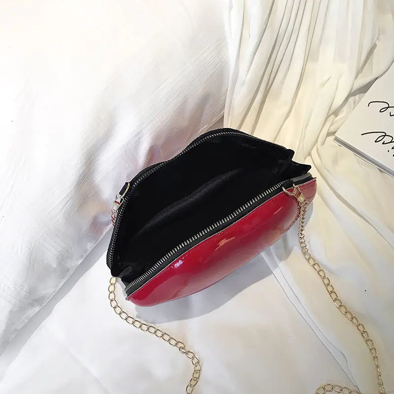 Mini-tassen voor vrouwen 2023 Nieuwe mode All-match dames schoudertas PU effen kleur rits crossbody lakleren lip chain tas
