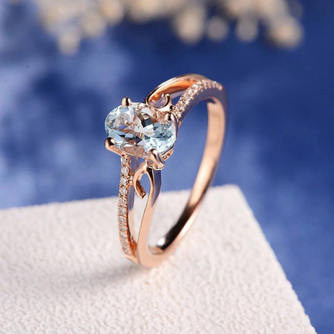 Alluring Aquamarine Ring – Elegant Jewellery with Sparkling Gemstone